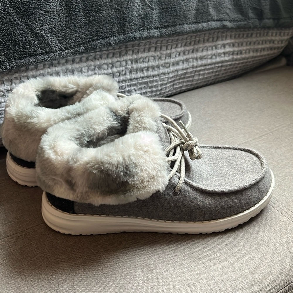 youth size 4 hey dudes